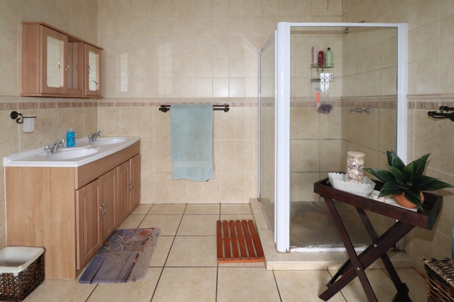 5 Bedroom Property for Sale in Wilkoppies North West